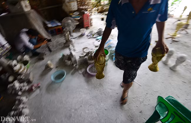 Cúp vàng FIFA thật cao 36,5 cm được làm từ 5 kg vàng 18 carat (tỷ lệ 75% vàng) với đế có đường kính 13 cm gồm hai lớp đá xanh, phía dưới có dòng chữ FIFA World Cup, bên trên xoắn ốc tạo hình hai cầu thủ đang đón lấy quả địa cầu và nâng cao như một biểu tượng chiến thắng.