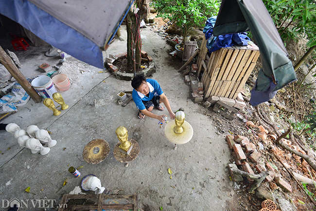 Trong khuôn viên xưởng sản xuất rộng khoảng 50m2 tại xã Bát Tràng, anh Vương Hồng Nhật cùng vợ là chị Nguyễn Thị Nga mấy ngày nay mải miết đẽo gọt những lô hàng cúp vàng FIFA để giao bán cho khách.