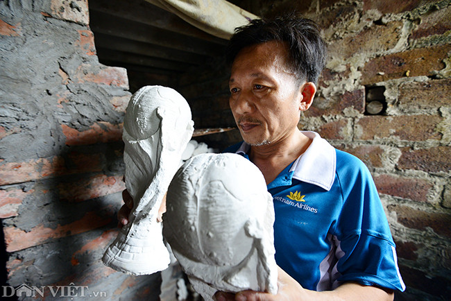 Để làm được chiếc cúp có hình dáng như thật hai vợ chồng anh phải tham khảo qua truyền hình và Internet. "Tỷ lệ kích cỡ là gần như chuẩn 100%", người đàn ông vốn là fan hâm mộ đội Manchester United (giải đấu cao nhất của Vương quốc Anh) nói.