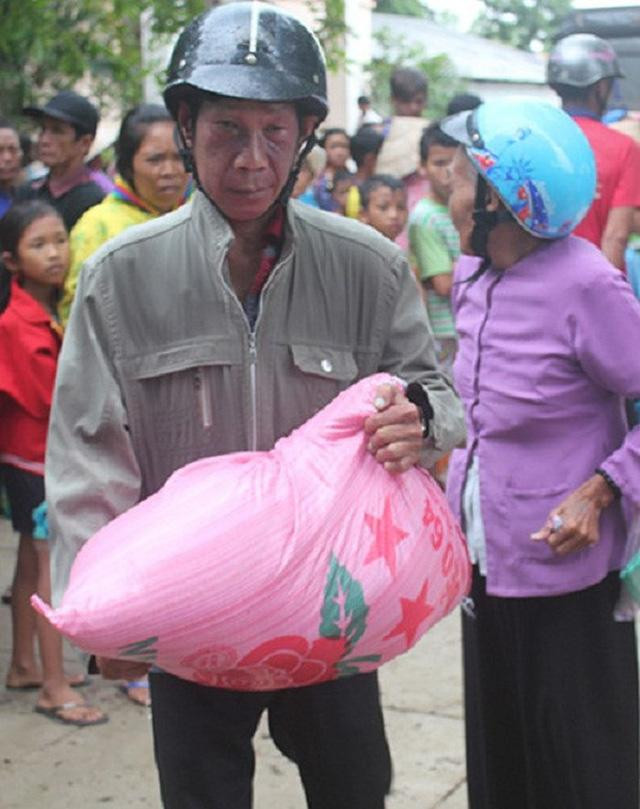 Ngay sau khi nhận tiền, gia đình chị Đào đã giúp đỡ những người khó khăn, bất hạnh.