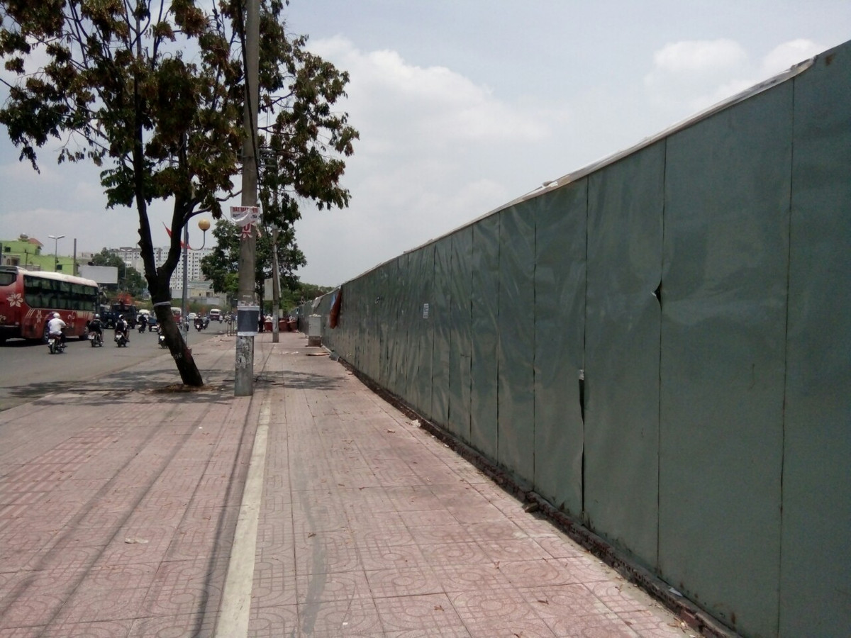 Với hàng rào bằng tôn dài tít tắp.