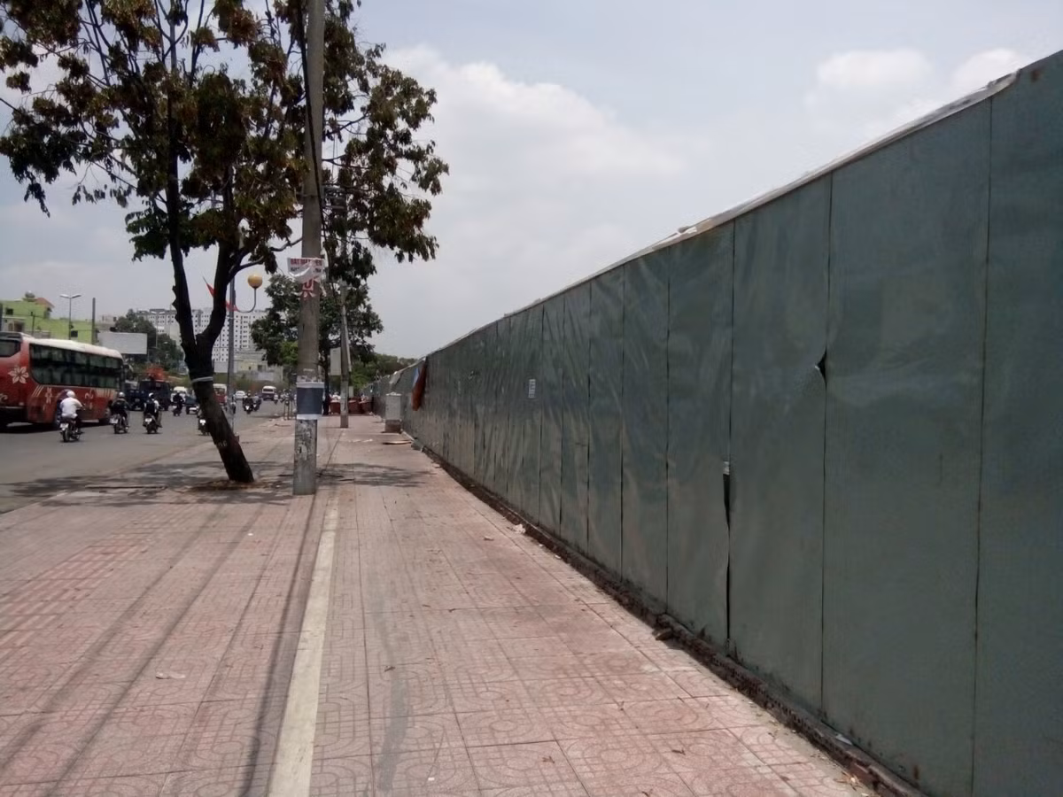 Với hàng rào bằng tôn dài tít tắp.