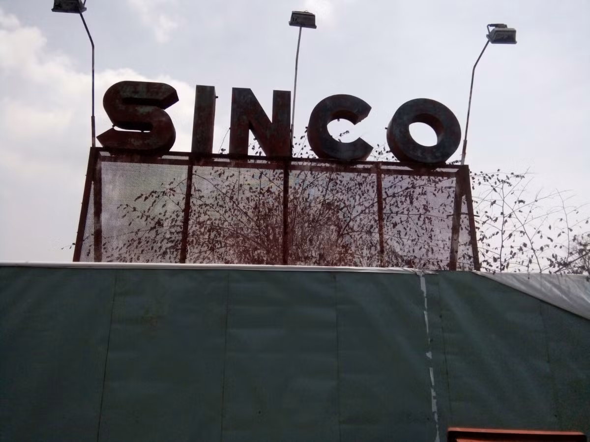 Bảng hiệu đã cũ kỹ, gỉ sét và trơ trọi, trong khi đơn vị này đã có địa chỉ mới.