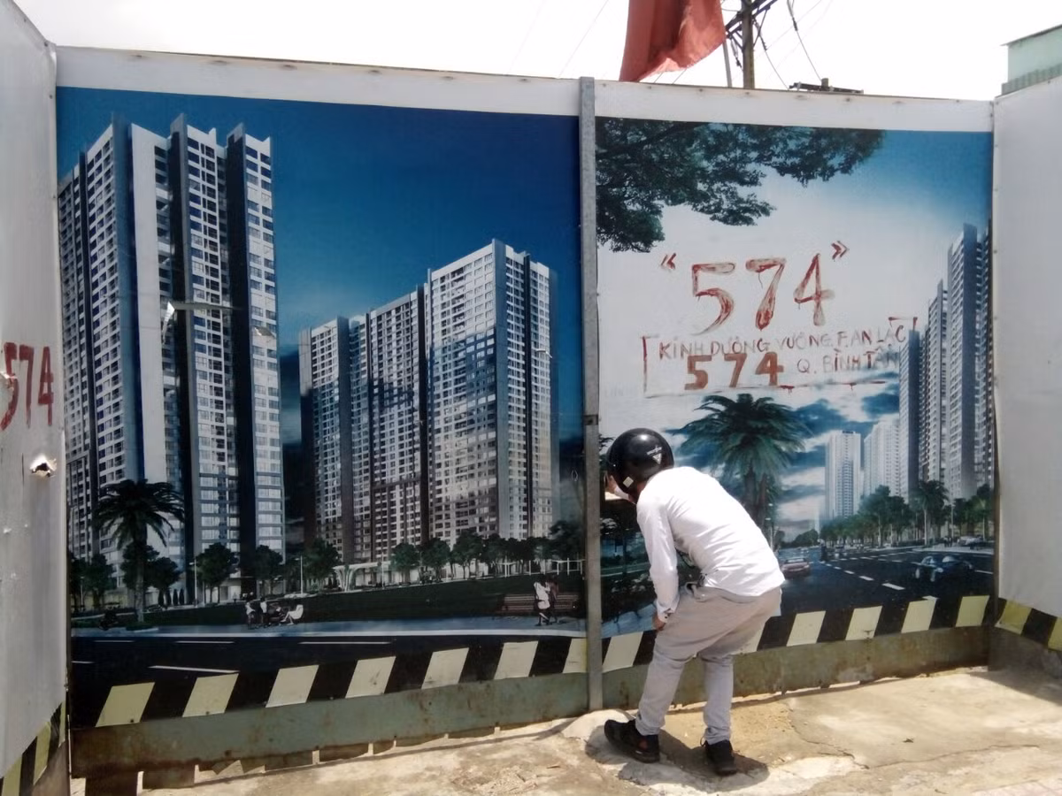 Cổng tạm được trang trí bằng hình ảnh khu phức hợp khiến nhiều tưởng đây đang là công trình.