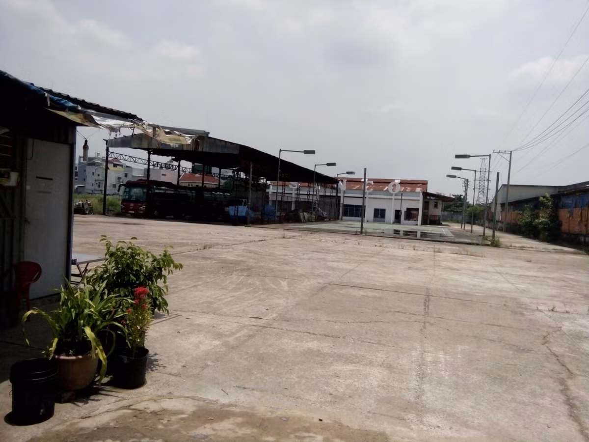 Toàn bộ khu đất chỉ có một nhà để xe, với vài chiếc xe khách loại lớn đậu, ngoài ra không còn bất cứ hoạt động nào khác.