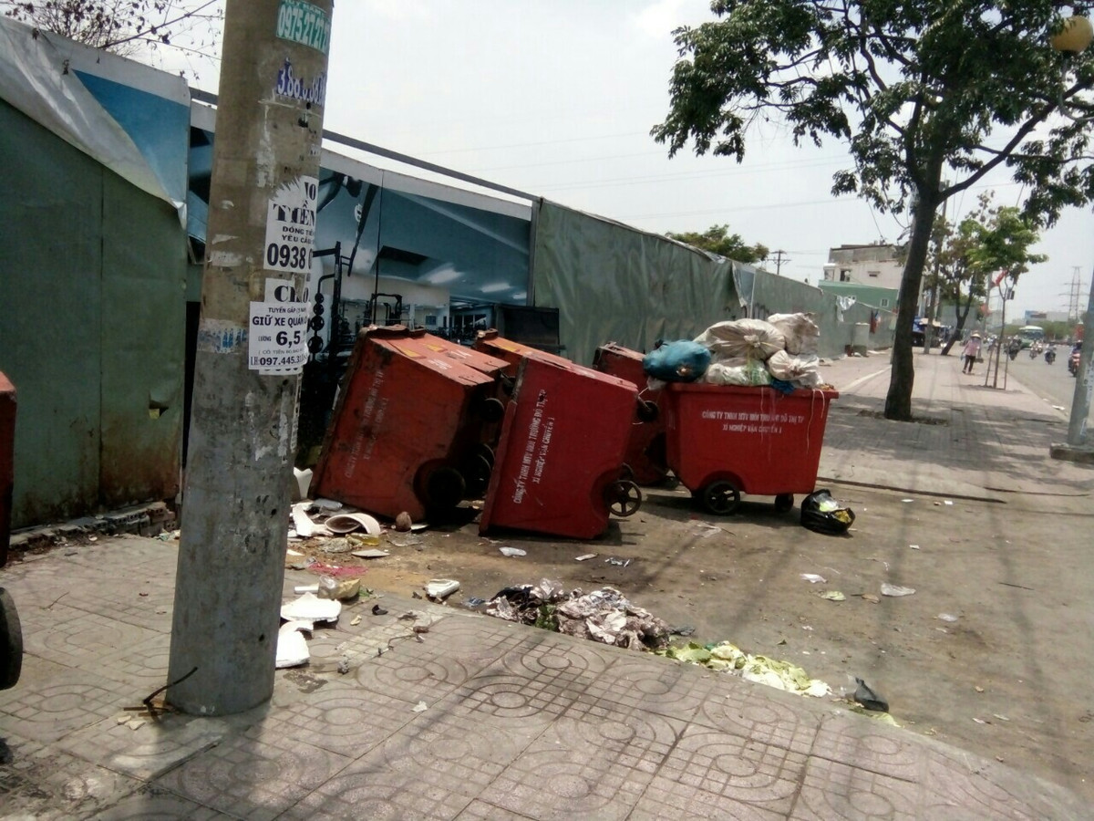 Có đoạn là nơi để thùng rác.