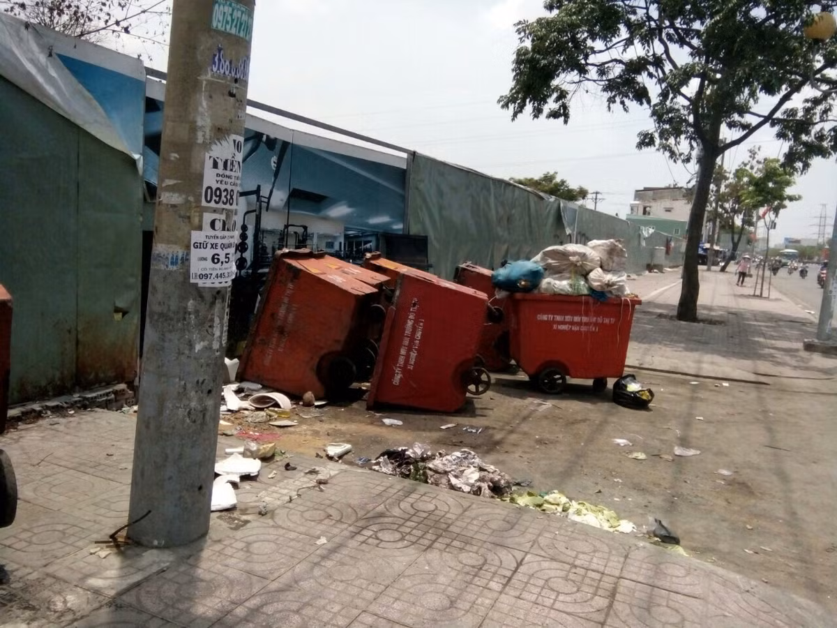 Có đoạn là nơi để thùng rác.