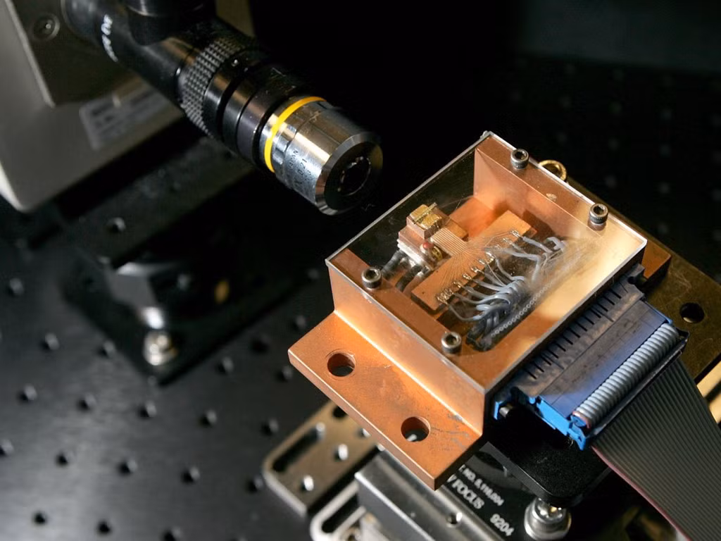 9. Kỹ sư quang tử học (photon học) - Lương trung bình năm: 97.300 USD (Điểm hướng ngoại: 40) Các kỹ sư quang tử học chuyên thiết kế công nghệ chuyên về thông tin ánh sáng hoặc năng lượng nhẹ như công nghệ laser hoặc sợi quang học.