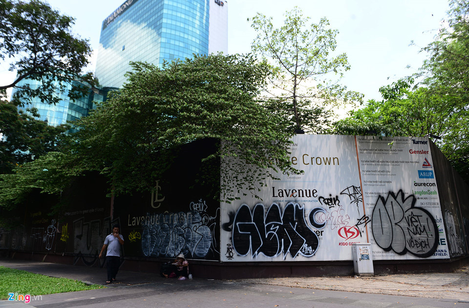 Khu đất rộng 5.000 m2 bị bỏ trống nhiều năm nay làm bãi trông xe bị kiến nghị thu hồi. Ảnh: Lê Quân.