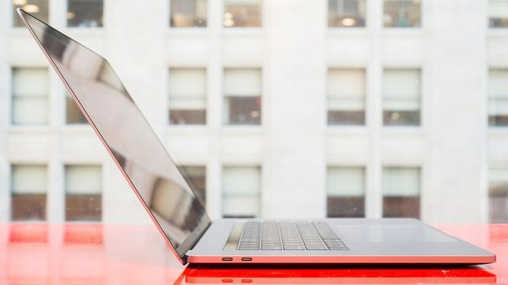 Apple MacBook Pro 15 inch Touch Bar (bản 2017) có những tính năng khiến người dùng, nhất là người sáng tạo, mê mẩn như các tùy chọn chip đồ họa mới từ Intel HD530/630, AMD Radeon Pro 450/455, AMD Radeon Pro 555/560, cùng với touchpad cảm ứng hiệu quả và tuổi thọ pin cao.