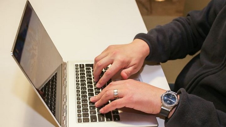 Lenovo Yoga 910 có thiết kế sang trọng, màn hình cảm ứng 13,9 inch hầu như liền cạnh, hiệu suất đủ mạnh để xử lý tất cả các tác vụ chuyên sâu và thời gian gần 10h sử dụng cho tác vụ thông dụng.