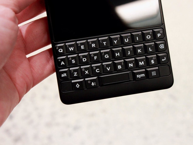Bàn phím vật lý trên Blackberry Key2 quá nhỏ để thao tác chính xác. Ảnh: Business Insider.