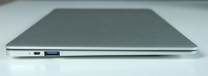 Để làm giảm độ dày của máy, nhà sản xuất chỉ để lại một lượng tối thiểu những cổng kết nối.