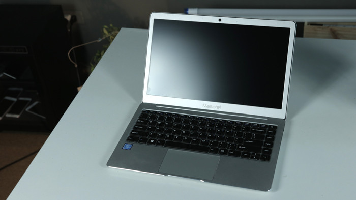 Thiết bị này sở hữu vẻ ngoài siêu mỏng. Phần thân máy chỉ dày khoảng 13.5 mm. Máy nặng 1.2 kg. Toàn bộ thân máy được bao bọc bằng lớp vỏ nguyên khối nhìn khá sang trọng. Mẫu laptop Việt Nam này cũng gây ấn tượng mạnh với giá bán chỉ 4,99 triệu đồng.