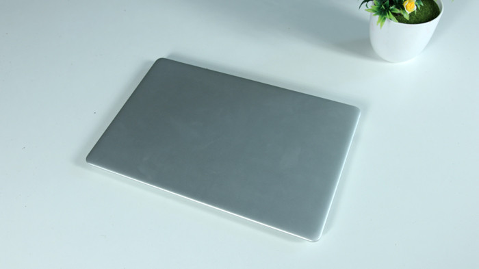 Không sở hữu logo táo như MacBook Air, phần mặt trên của Notebook L133 trông khá thô. Trên đó không có sự xuất hiện của logo từ nhà sản xuất.