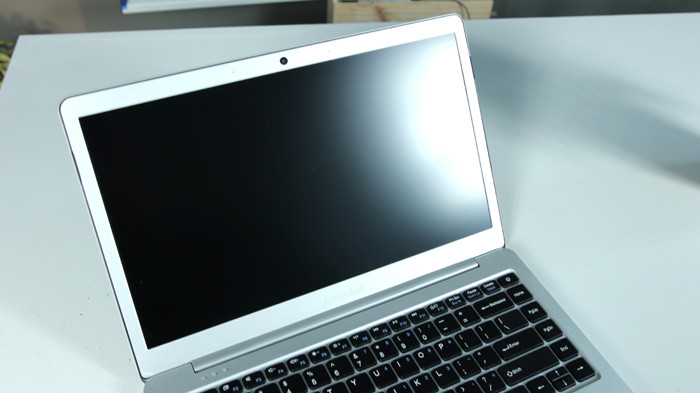 Masstel Notebook L133 tuy có thiết kế đẹp nhưng không thực sự hiệu quả trong quá trình sử dụng. Bằng chứng là việc mở máy lên khá khó khăn. Hiện tượng lag máy cũng xuất hiện khi mở nhiều tab trình duyệt một lúc. Do đây mới chỉ là chiếc laptop đầu tay của Masstel, nhà sản xuất này còn rất nhiều việc phải làm để có chỗ đứng nhất định trên thị trường phần cứng.