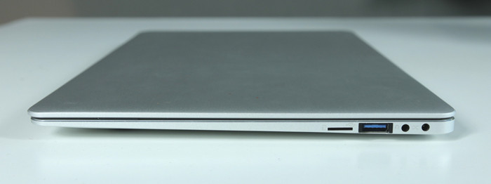 Trong đó bao gồm 1 cổng USB 3.0 ở mỗi cạnh bên. Ngoài ra, còn có sự xuất hiện của cổng cắm jack tai nghe 3.5mm, cổng micro HDMI và 1 khe cắm thẻ nhớ micro SD.