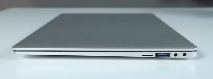 Trong đó bao gồm 1 cổng USB 3.0 ở mỗi cạnh bên. Ngoài ra, còn có sự xuất hiện của cổng cắm jack tai nghe 3.5mm, cổng micro HDMI và 1 khe cắm thẻ nhớ micro SD.