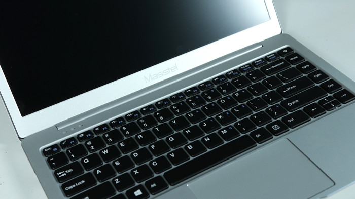 Bàn phím của Notebook L133 có hành trình phím ngắn, cảm giác gõ phím không thực sự đã tay. Tuy vậy, đây là điều dễ hiểu với một mẫu smartphone có giá chỉ 5 triệu đồng.