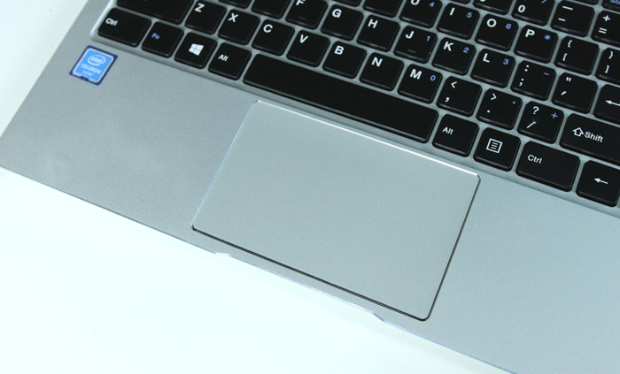 Phần Touchpad của Masstel Notebook L133 có thiết kế y hệt như trên MacBook Air.