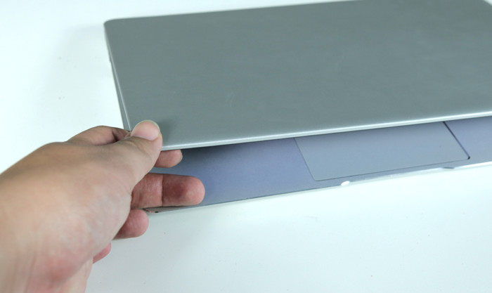 Việc mở máy gặp đôi chút khó khăn. Người dùng không thể dùng một tay để lật màn hình Notebook L133. Thậm chí với cả 2 tay, thao tác mở máy cũng không dễ.