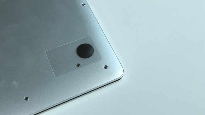 Mặt dưới Masstel Notebook L133 xuất hiện một ô vuông nhỏ. Đây là vị trí để người dùng có thể lắp thêm ổ SSD. Notebook L133 hỗ trợ 64GB thẻ nhớ và SSD với dung lượng 256GB.