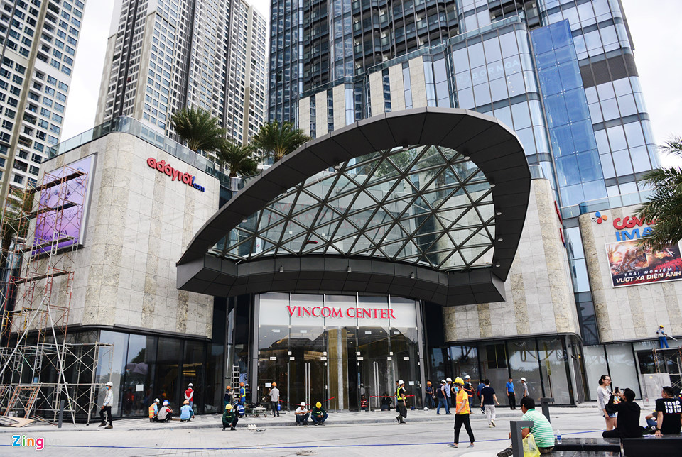 Mái vòm bằng thép là thiết kế ấn tượng bên ngoài trung tâm thương mại này. Khu mua sắm nằm trong tòa nhà cao nhất Việt Nam được đưa vào khai thác sau 2 năm xây dựng.