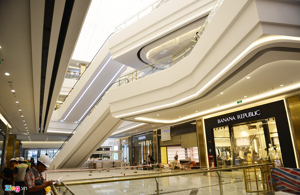 Đây cũng là hạng mục đầu tiên của tòa nhà đi vào hoạt động. Tòa nhà có chiều cao hơn 461 m, nằm trong tốp 10 tòa nhà cao nhất thế giới.