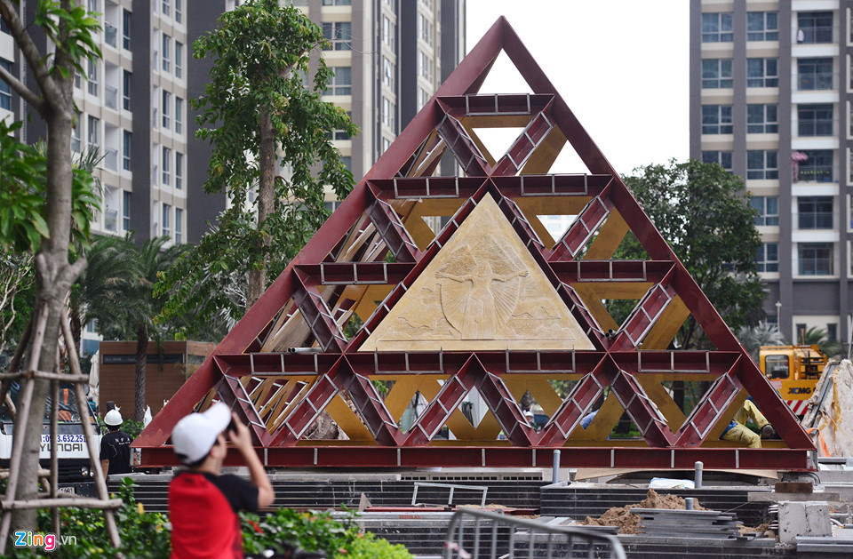 Một trong những mô hình kiến trúc kim tự tháp dưới chân tòa nhà được lắp đặt.