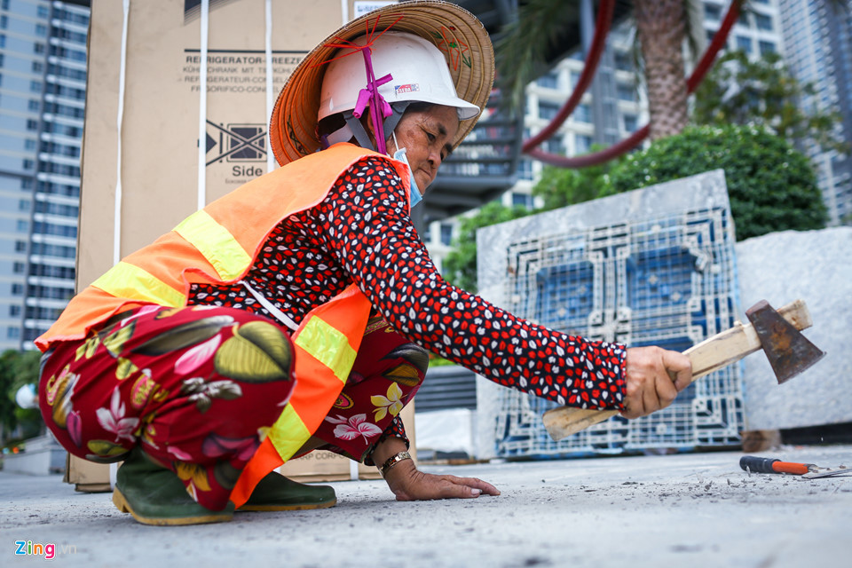 Khu vực bên ngoài, dưới chân tòa nhà, công nhân vệ sinh, cây xanh cũng tất bật với hoàn thiện những phần việc cuối.