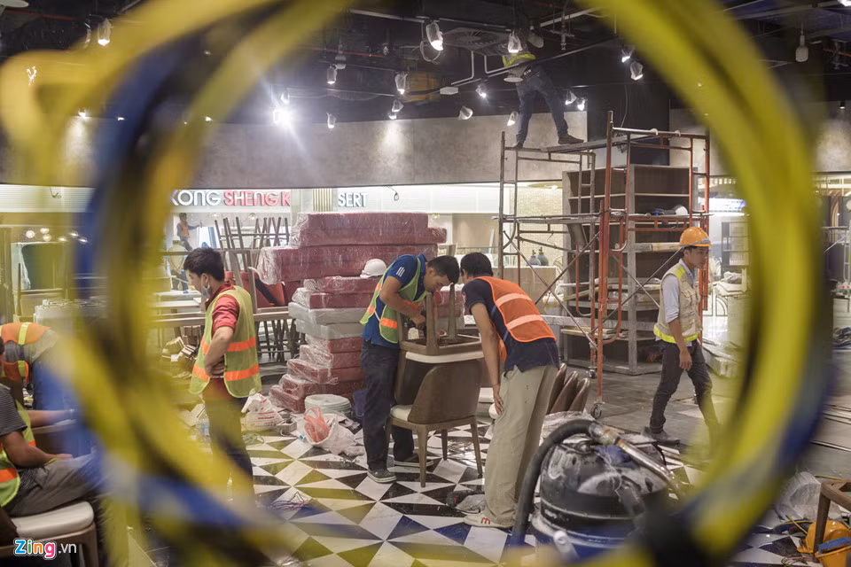 Khu vực cho thuê mặt bằng kinh doanh, trước ngày mở cửa hơn 1 tháng, các nhãn hàng đã lắp đặt trang thiết bị, decor không gian cửa hàng.