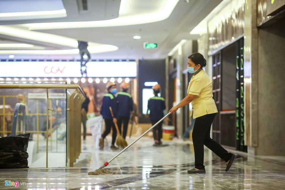 Bộ phận vệ sinh hàng trăm người phụ trách việc lau dọn những phần đã hoàn thiện.