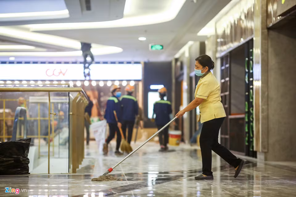 Bộ phận vệ sinh hàng trăm người phụ trách việc lau dọn những phần đã hoàn thiện.