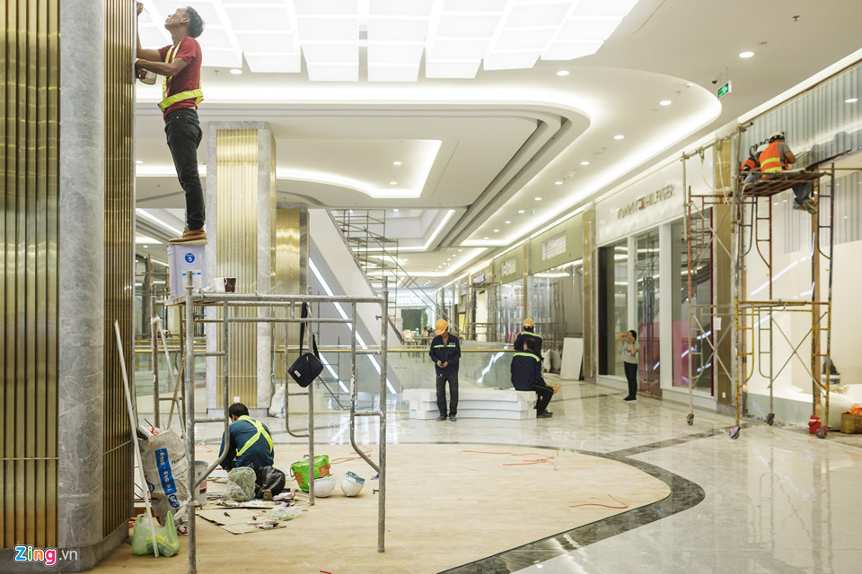 Hàng trăm nhân công tập trung thi công liên tục 3 ca tại khối đế của tòa nhà. Phần việc thời điểm này là hoàn thành những kết cấu kiến trúc chung từ mặt sàn, trần, cột đến thang cuốn, trồng hoa kiểng, lát vỉa hè...