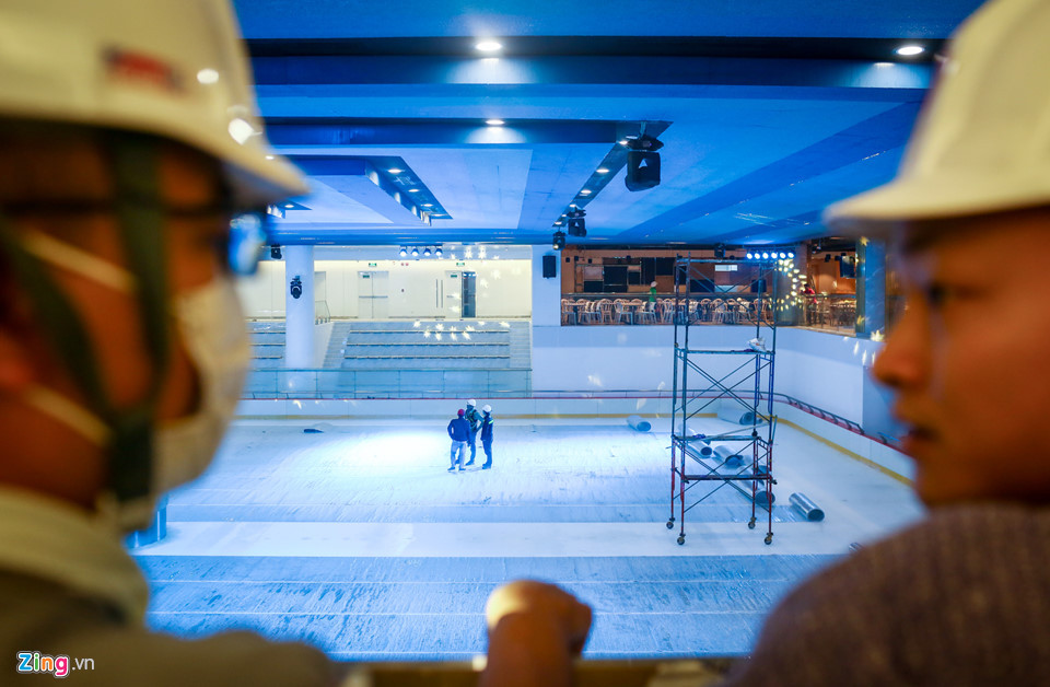 Sân băng nằm tại tầng B1 có diện tích đến 2.000 m2 cũng đã hoàn tất các khâu lắp đặt kỹ thuật cuối cùng.