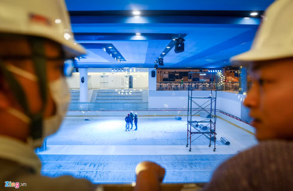 Sân băng nằm tại tầng B1 có diện tích đến 2.000 m2 cũng đã hoàn tất các khâu lắp đặt kỹ thuật cuối cùng.