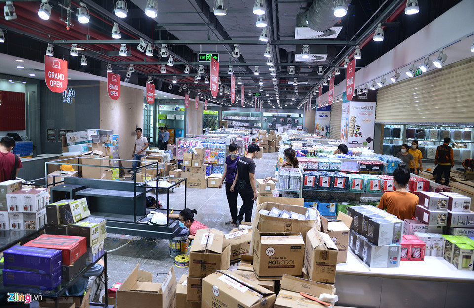 Một chuỗi siêu thị huy động hàng chục nhân viên sắp đặt hàng hóa trước ngày mở cửa.