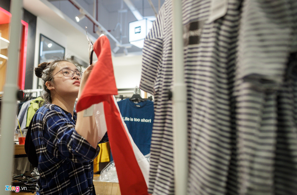 Nhiều cửa hàng thời trang đã hoàn thành decor không gian cửa hàng, bắt đầu sắp xếp sản phẩm lên kệ.