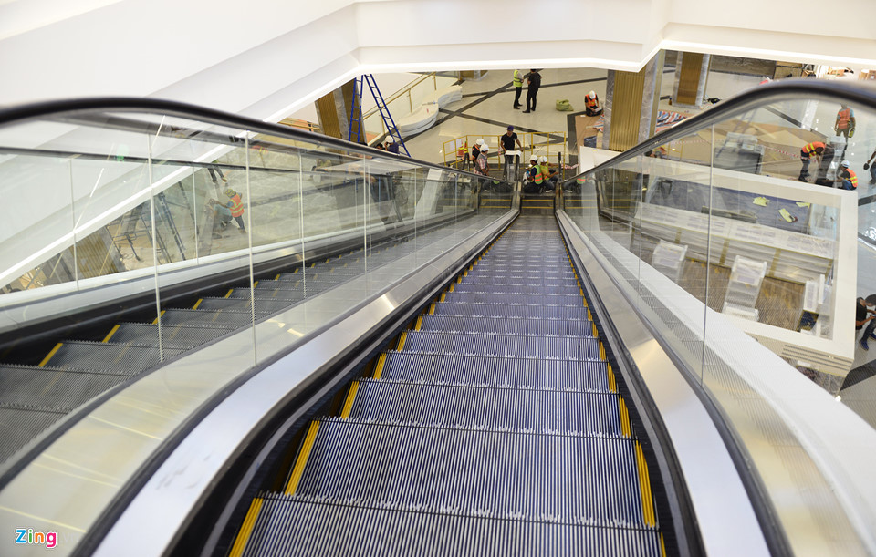 Hệ thống thang cuốn lên tầng 5 đã hoàn thiện.