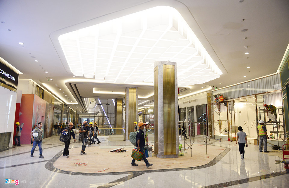 Diện mạo khu mua sắm đã dần hoàn thiện. Hàng loạt nhãn hàng thời trang, phụ kiện, ẩm thực... với các tên tuổi quen thuộc trong nước và quốc tế đã có mặt tại đây như Starbucks, Versace Jeans, Armani Exchange, Tommy Hilfiger, Valentino Creations...