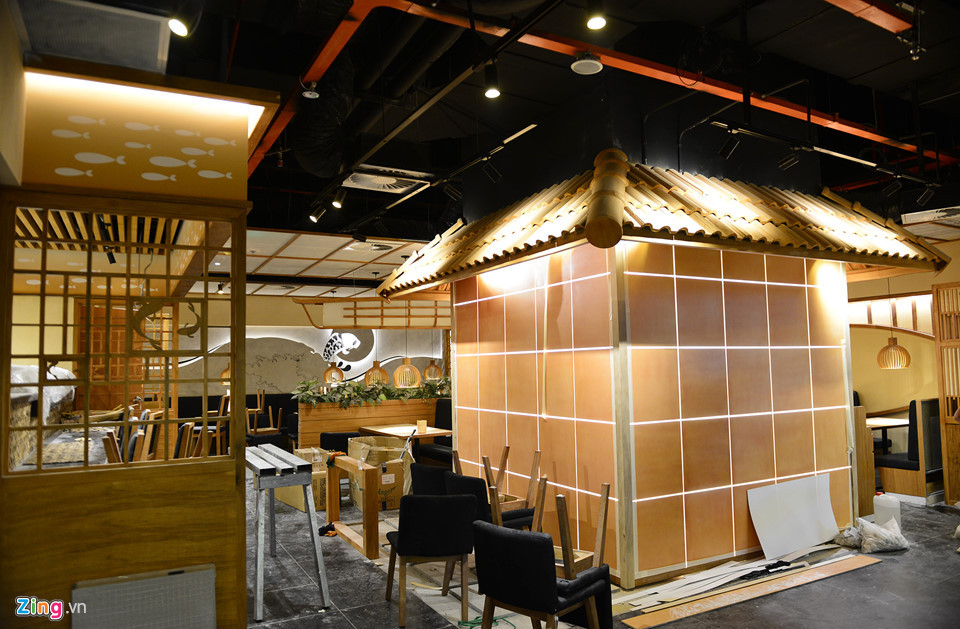 hiều nhà hàng thiết kế trẻ trung, đẹp mắt. Trong ảnh là không gian bếp của nhà hàng Nhật thiết kế thành một ngôi nhà.