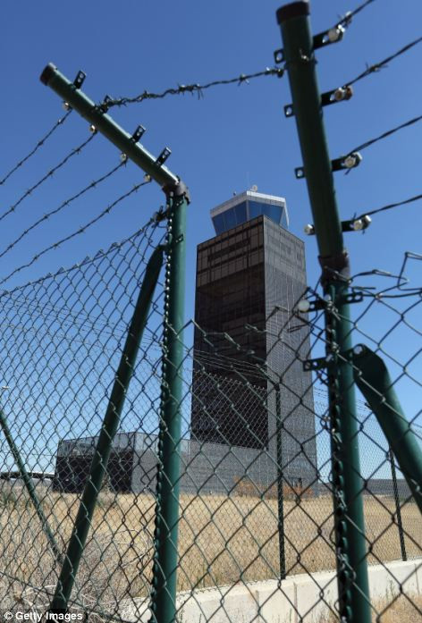 Đài kiểm soát bỏ hoang sừng sững phía trên một bãi đáp trống.