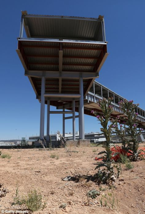 Cầu trên cao đang mới hoàn thành được một nửa.