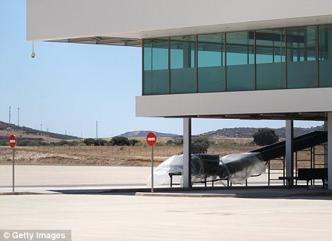 Mặc dù sân bay đã bị đóng cửa nhưng các công tác bảo trì vẫn được thực hiện thường xuyên.