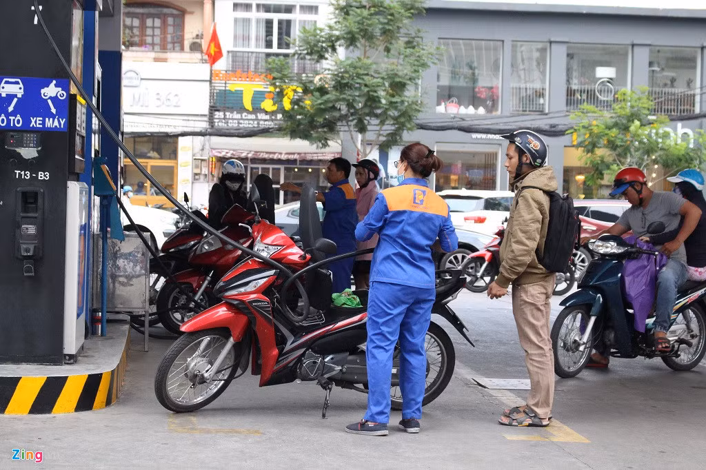Xăng dầu đang phải gánh tới 95% thuế bảo vệ môi trường. Ảnh: Phúc Minh.