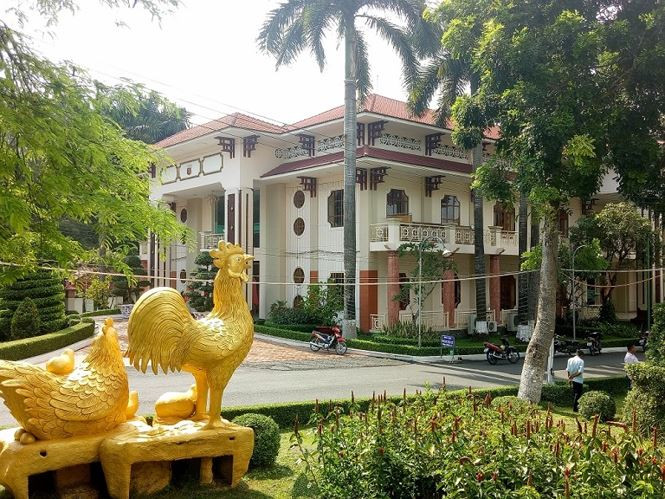 Một sảnh nhà hàng tiệc cưới trong công viên.