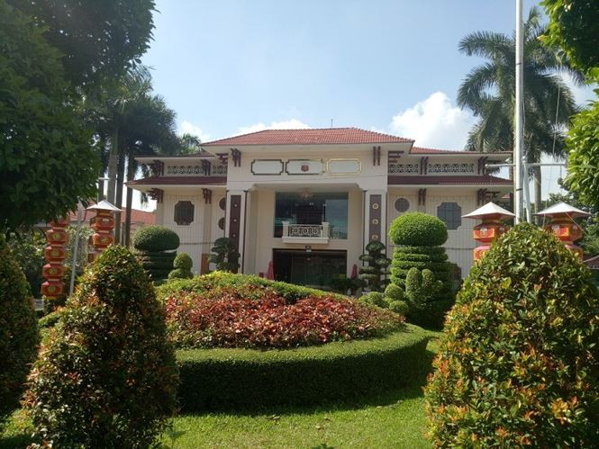 Một sảnh tiệc cưới hạng sang của nhà hàng Thanh Lễ được xây chính diện cổng công viên.