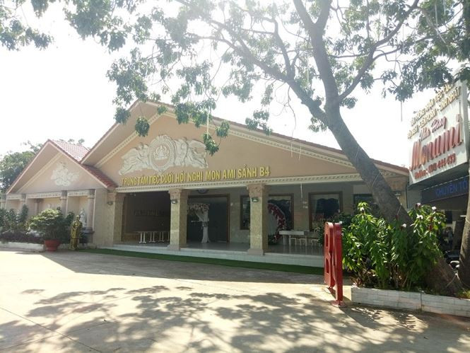 Sảnh cưới của một nhà hàng tại công viên.