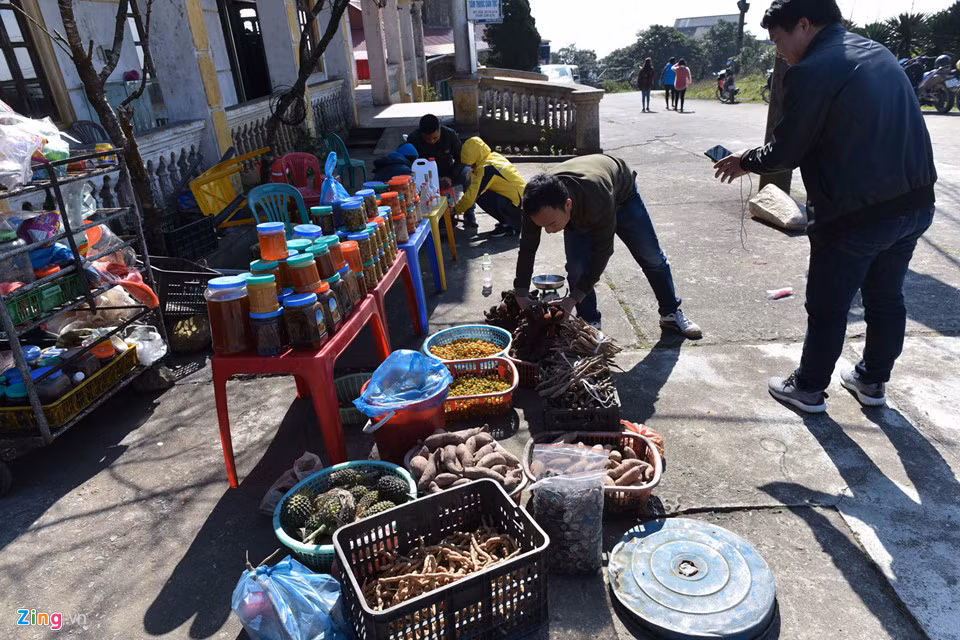 Tuy nhiên, trên đỉnh Mẫu Sơn dịch vụ khá nghèo nàn. Du khách không có nhiều sự lựa chọn về đồ ăn thức uống. Các sản vật địa phương không rõ nguồn gốc được bày bán, dịch vụ tắm lá thuốc không còn hoạt động.