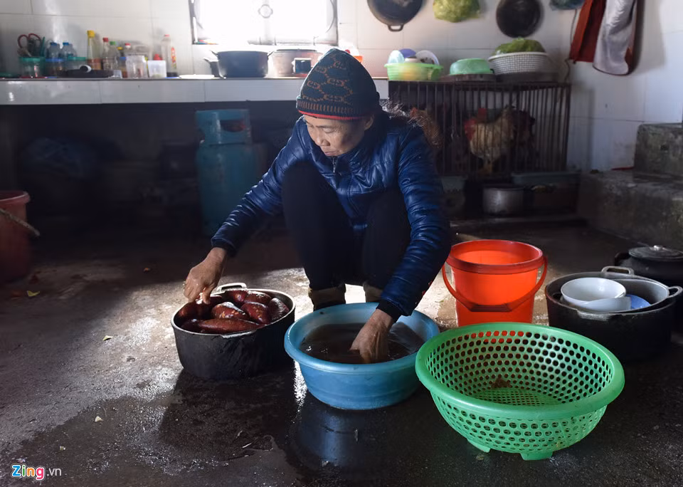 Bà Tảy, chủ một nhà hàng ở đỉnh Mẫu Sơn, chia sẻ: "Câu chuyện đầu tư và khách du lịch giống như chuyện con gà – quả trứng. Một mặt thì phải có khách thì người ta mới đầu tư nhưng mặt khác phải đầu tư xây dựng, nâng cấp chất lượng dịch vụ thì mới có khách. Việc này, những hộ kinh doanh nhỏ lẻ như tôi không làm được mà phải dựa vào nhà nước hay công ty, tập đoàn lớn".